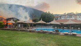 balikesirde otelin bahcesinde korkutan yangin k2AM2dCT