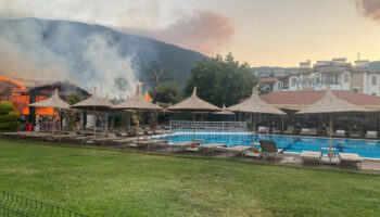 balikesirde otelin bahcesinde korkutan yangin k2AM2dCT