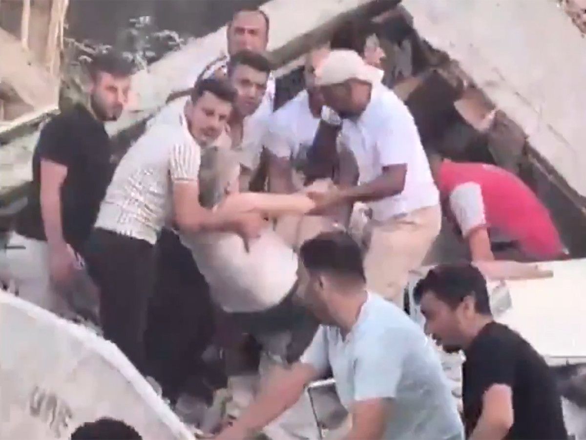 balikesirdeki depremde yikilan binadan 5 kisi kurtarildi 1 YDpby6Iy