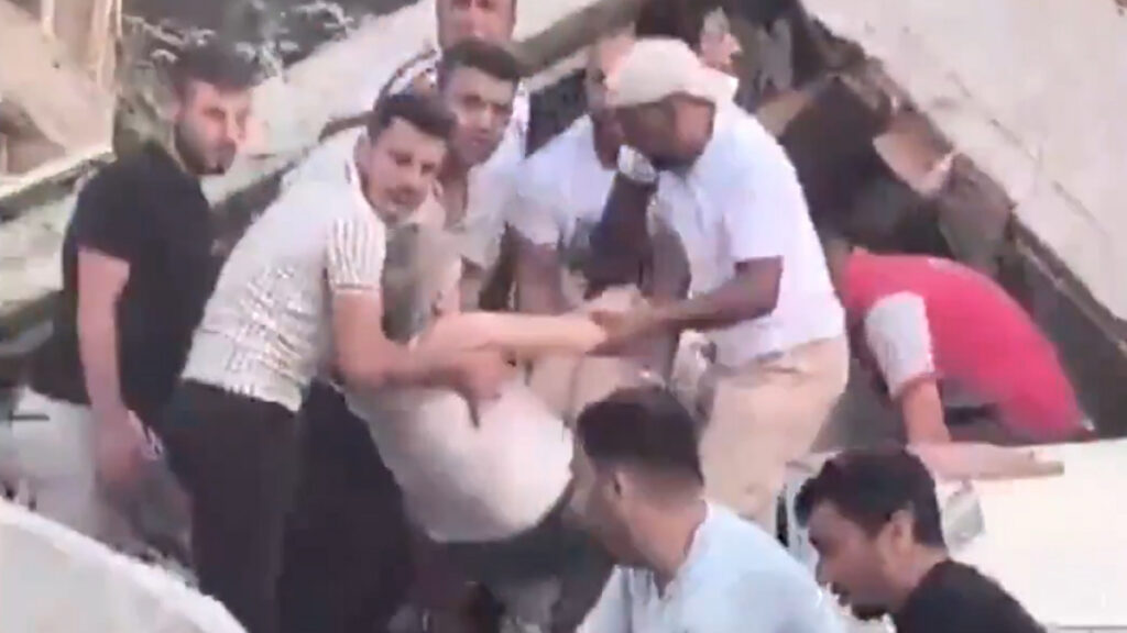 balikesirdeki depremde yikilan binadan 5 kisi kurtarildi CyK7V22i