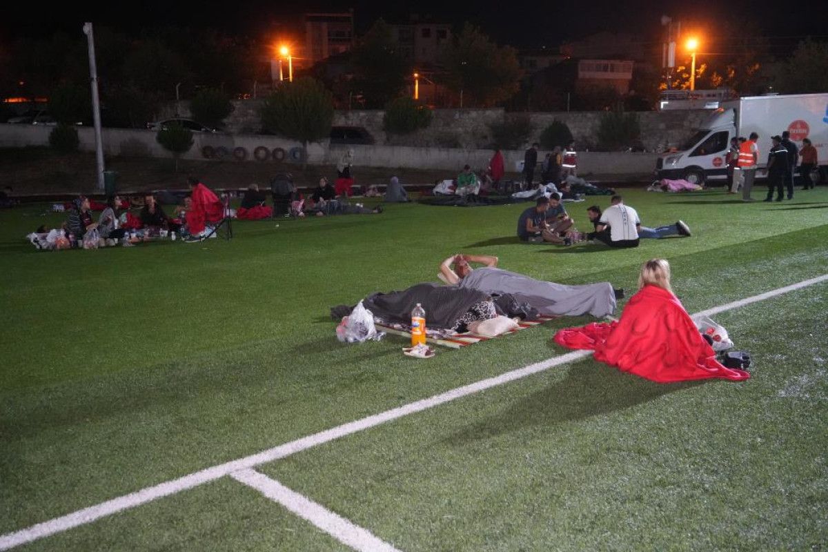 balikesirin sindirgida vatandaslar geceyi stadyumda gecirdi 1 v9LmXaIT