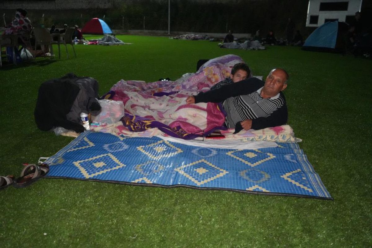 balikesirin sindirgida vatandaslar geceyi stadyumda gecirdi 2 KVDFibNv