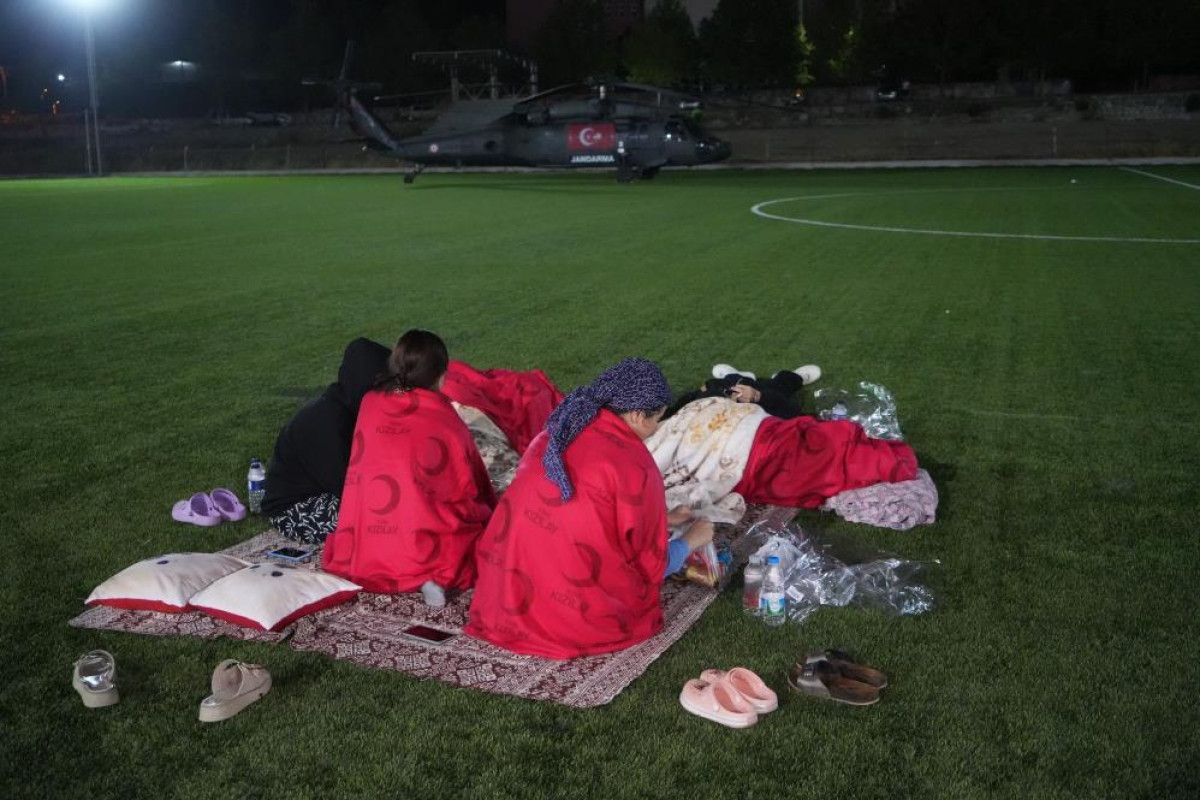 balikesirin sindirgida vatandaslar geceyi stadyumda gecirdi 3 NkjVLgTu