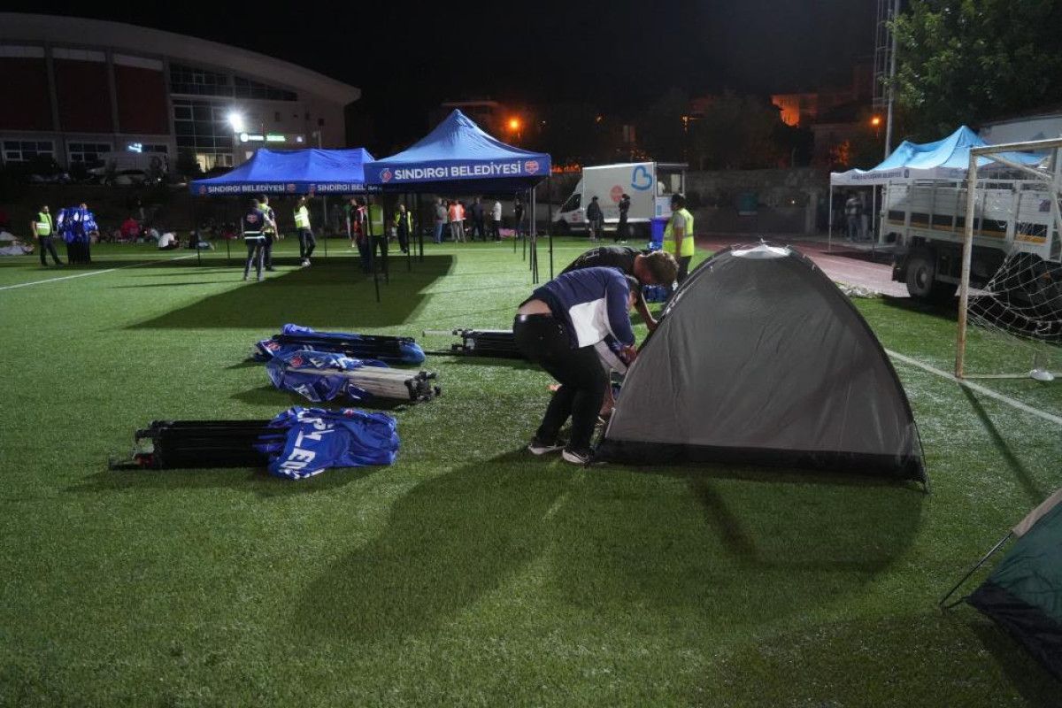 balikesirin sindirgida vatandaslar geceyi stadyumda gecirdi 4 ZNPGYf4H