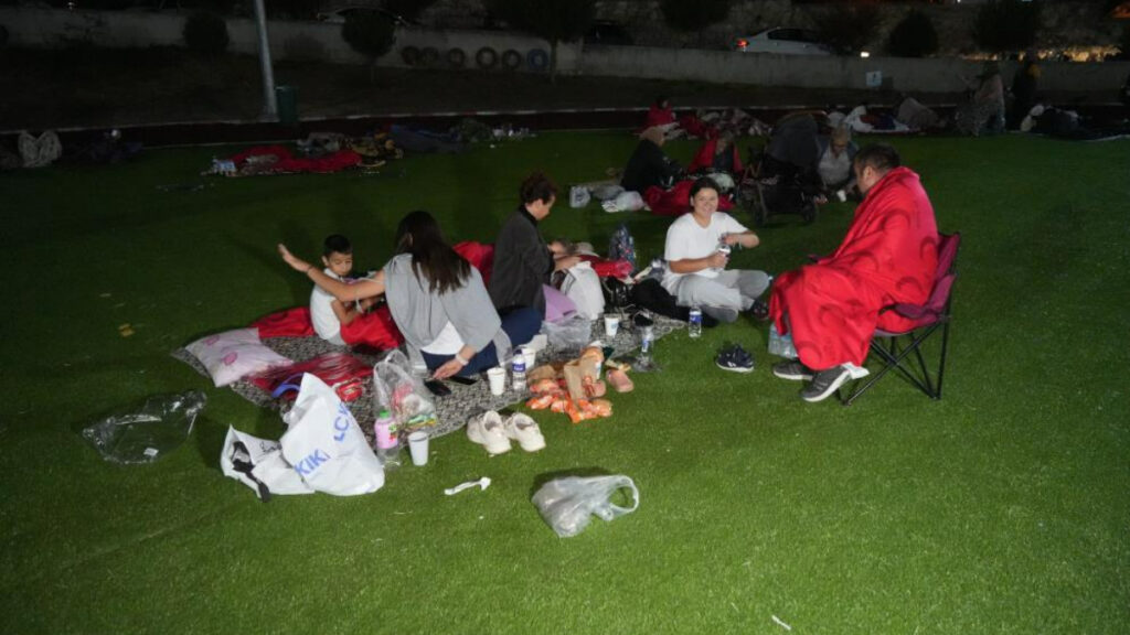 balikesirin sindirgida vatandaslar geceyi stadyumda gecirdi f4fQHdeM