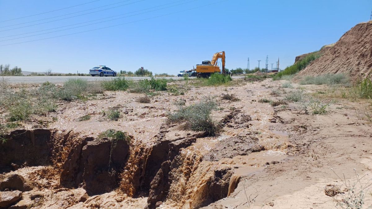 batmanda sulama kanalindan akan su ve camur yolu kapatti 1 GXMenjG3