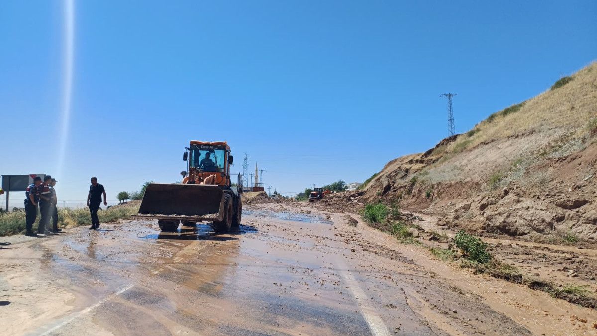 batmanda sulama kanalindan akan su ve camur yolu kapatti 3 VhUtB2lU