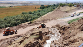 batmanda sulama kanalindan akan su ve camur yolu kapatti jKUeuEwP