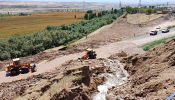 batmanda sulama kanalindan akan su ve camur yolu kapatti jKUeuEwP