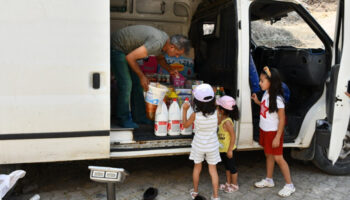batmanli seyyar bakkal koy yollarinda takasla ticaret yapiyor CSMzdwty