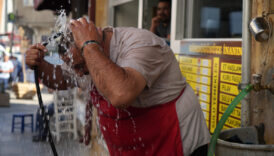 bayburtta lokanta esnafi serinlemek icin butun vucudunu hortumla yikiyor prEH1cbM