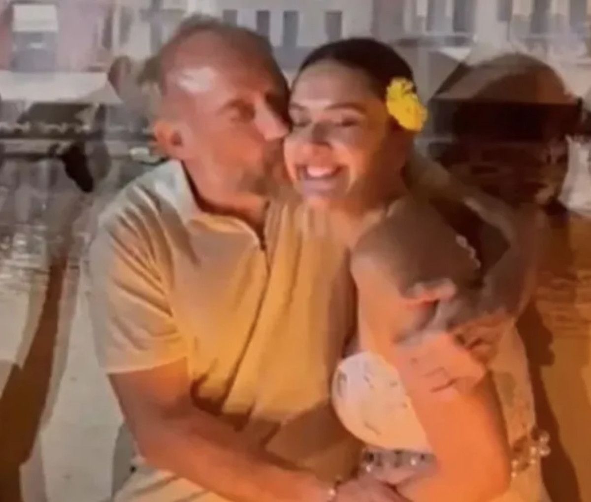 berguzar korel yeni yasini kutladi esi halit ergenc opmeye doyamadi 1 r6BAFBma