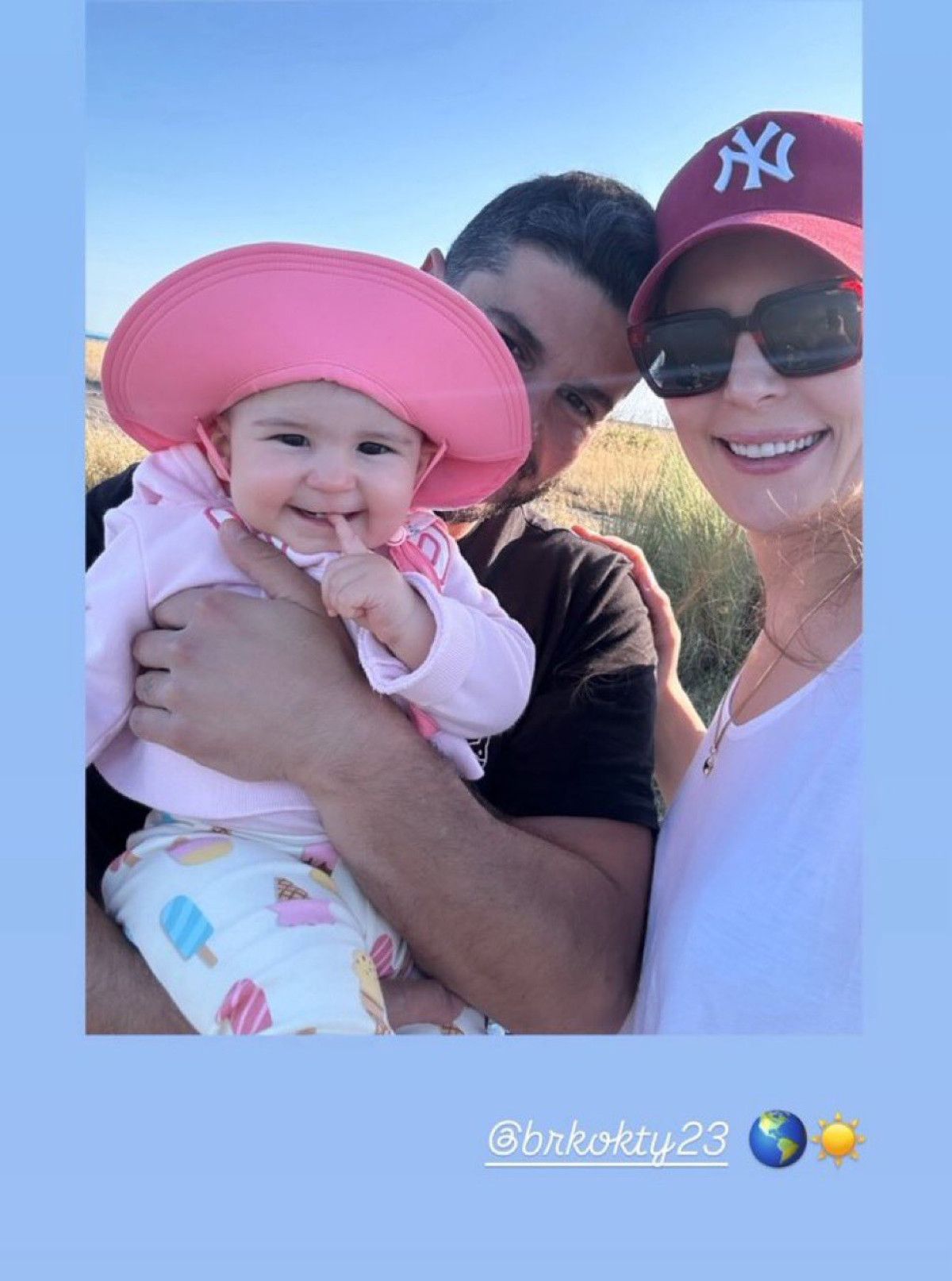 berk oktay ihanet iddialarinin ardindan ailesiyle tatilde 0 8RSKQ6VX