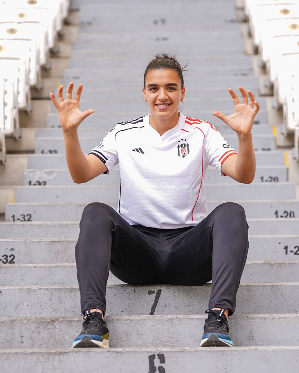 besiktas aicha hamidecheyi kadrosuna katti 2 hOHAq1OE