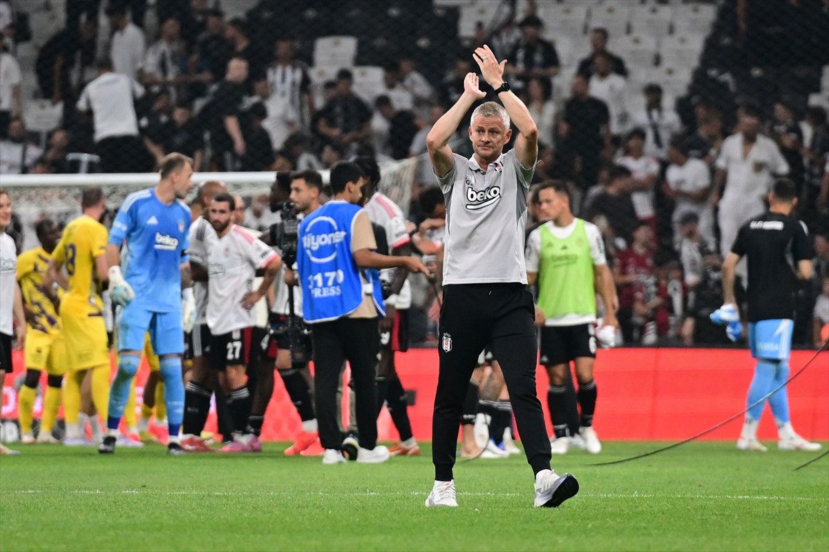 besiktas tribunleri ole gunnar solskjaeri islikladi 0 T1uz1sNr