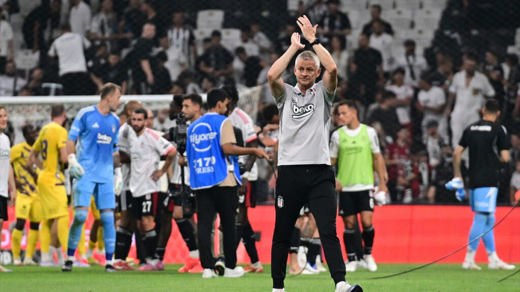 besiktas tribunleri ole gunnar solskjaeri islikladi 1v1DZYlX