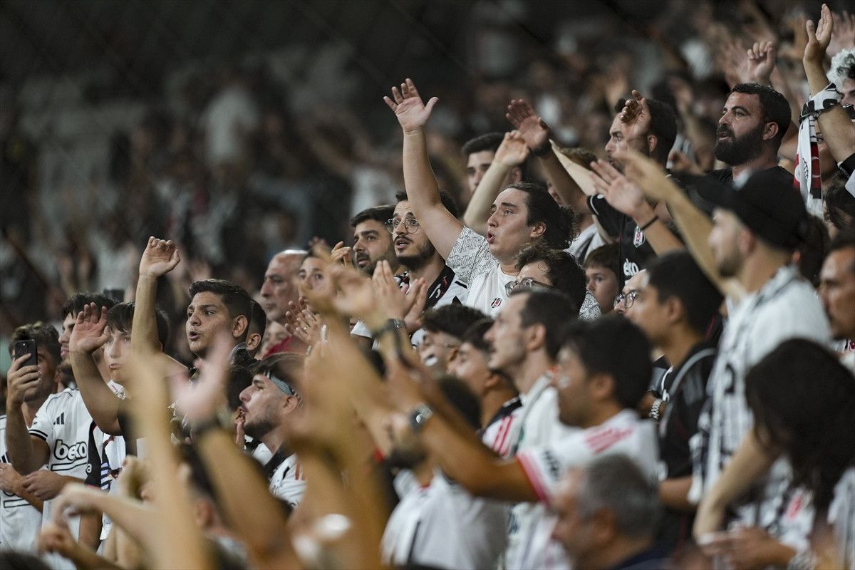 besiktas tribunlerinden takima tepki 1 PwUDnKGA