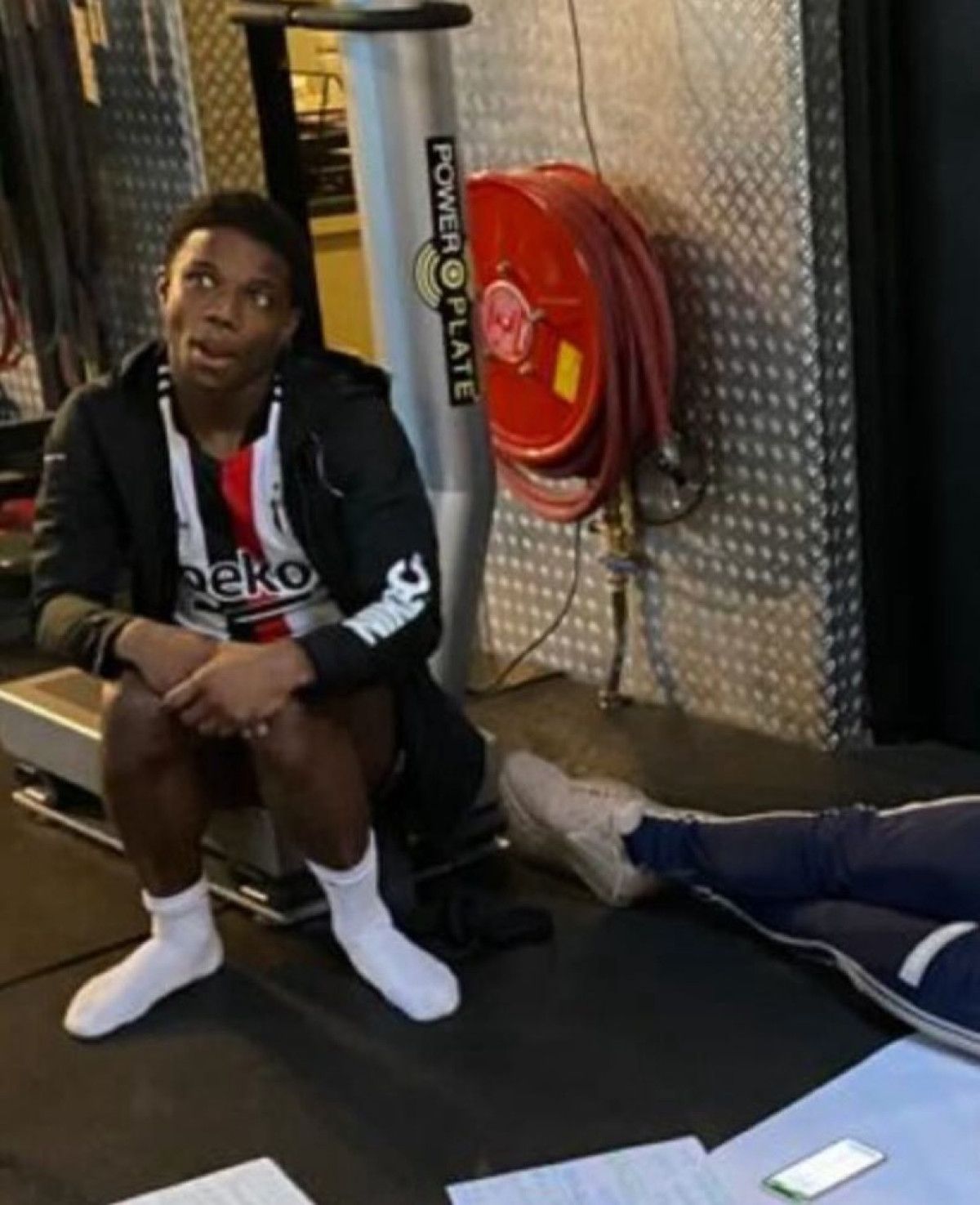 besiktas tyrell malacianin pesinde 2 npahX83E