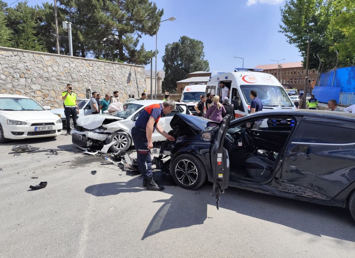 bitliste iki otomobil carpisti 5i cocuk 10 yarali 0 LpDTgbK2