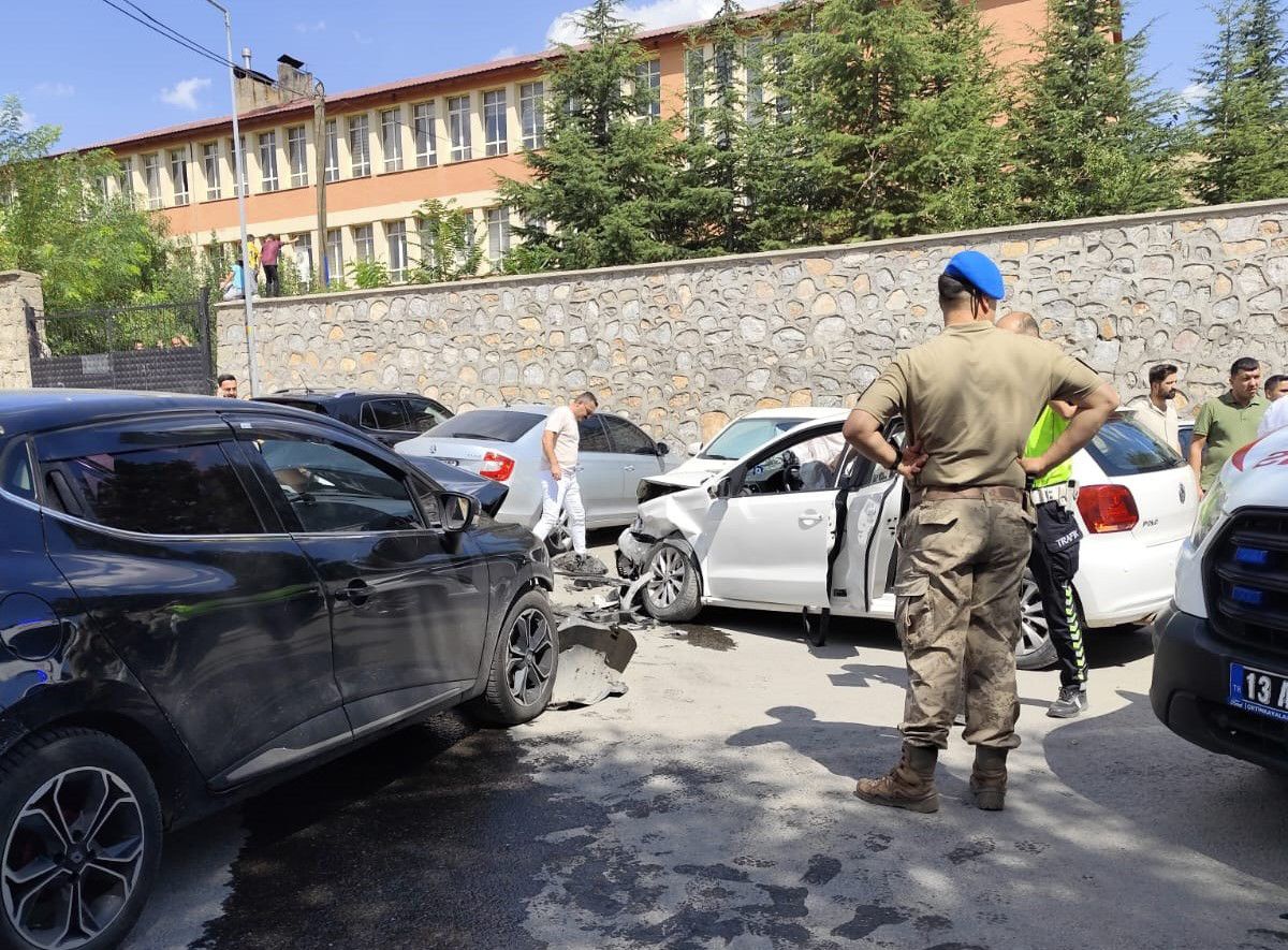 bitliste iki otomobil carpisti 5i cocuk 10 yarali 1 7MODkIWi