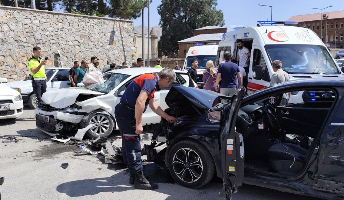 bitliste iki otomobil carpisti 5i cocuk 10 yarali 3 JSl7YOr3