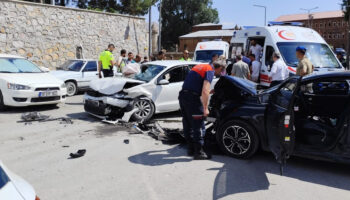 bitliste iki otomobil carpisti 5i cocuk 10 yarali V33EZSCj