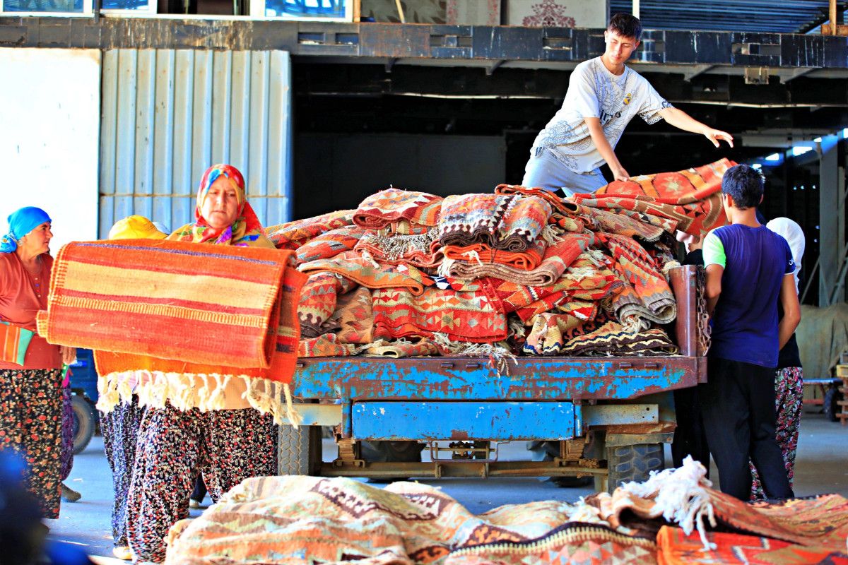 bu hasat baska antalyada bugday tarlalarindaki halilar toplaniyor 5 uG5stFLg
