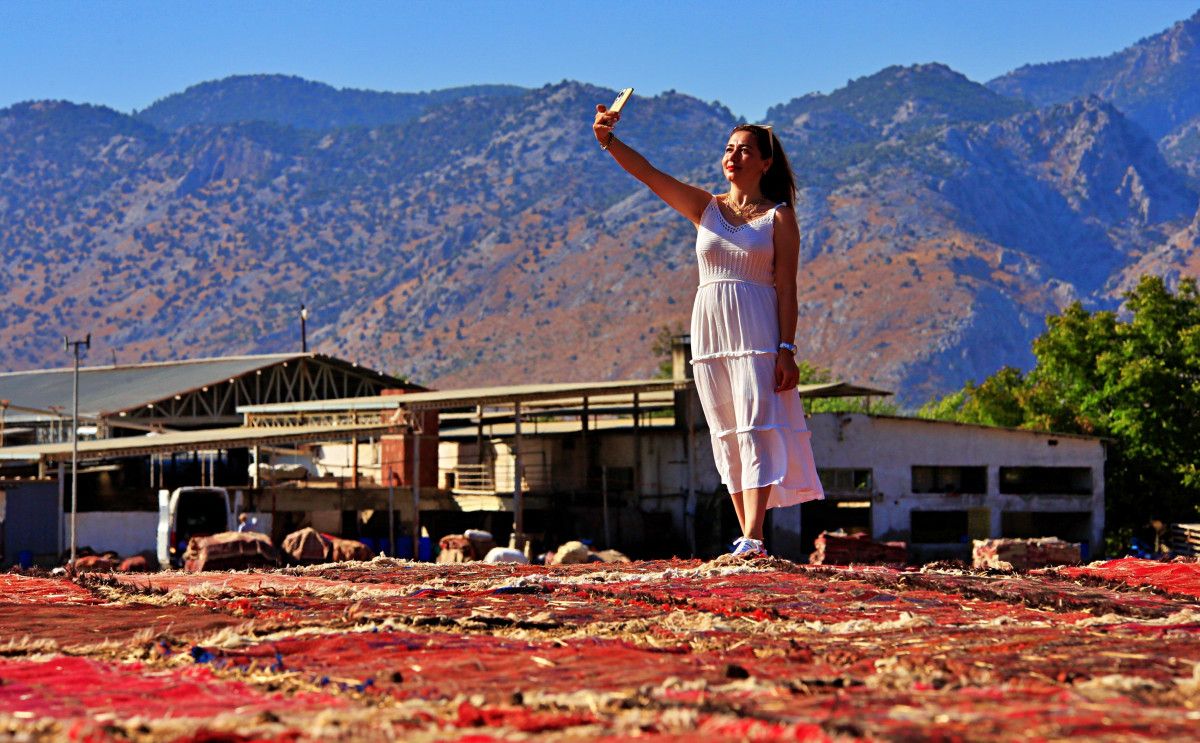 bu hasat baska antalyada bugday tarlalarindaki halilar toplaniyor 6 k4nn4JGX