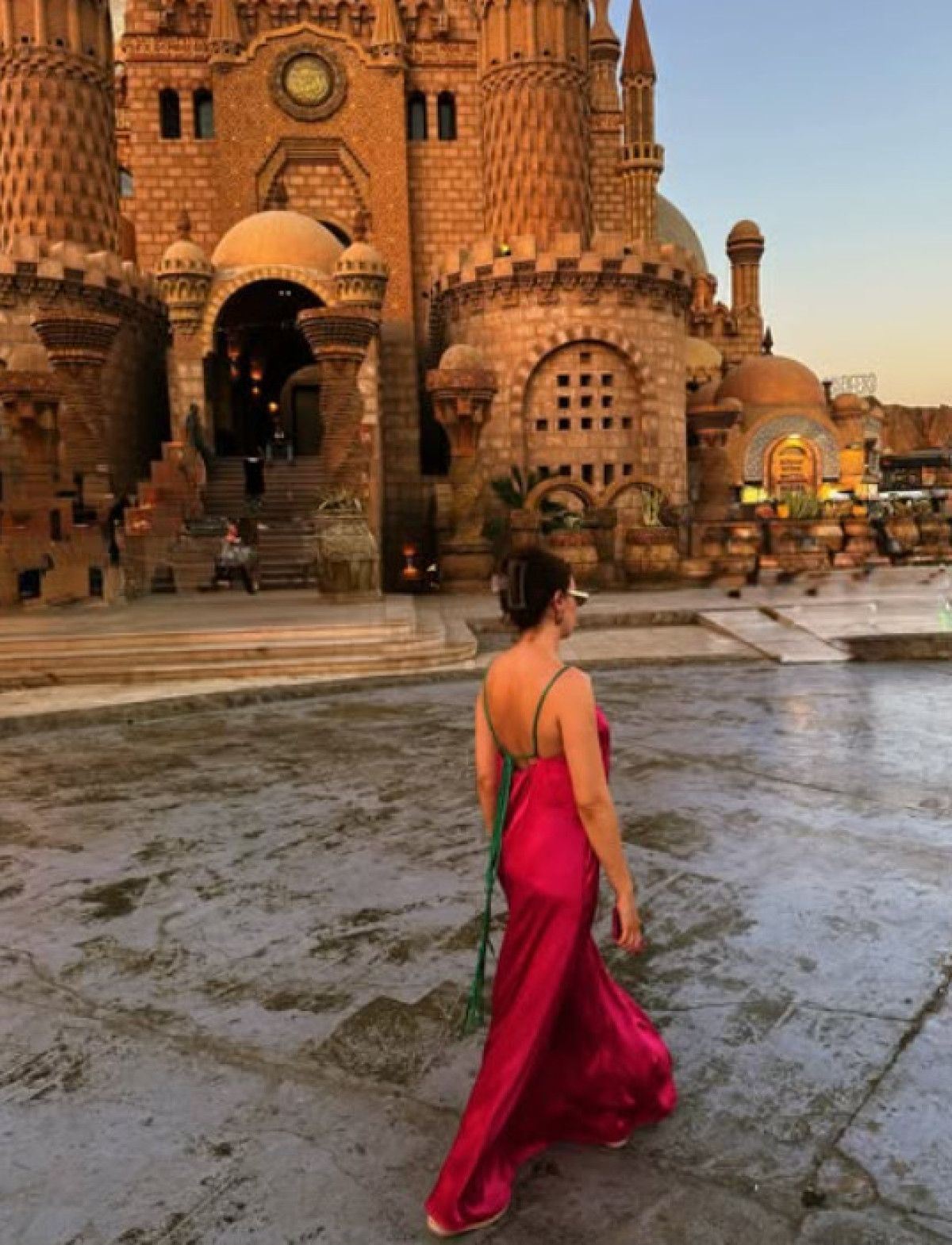 burcu ozberkin misir pozlari begeni topladi misir isiklandi 1 sc7kwBZv