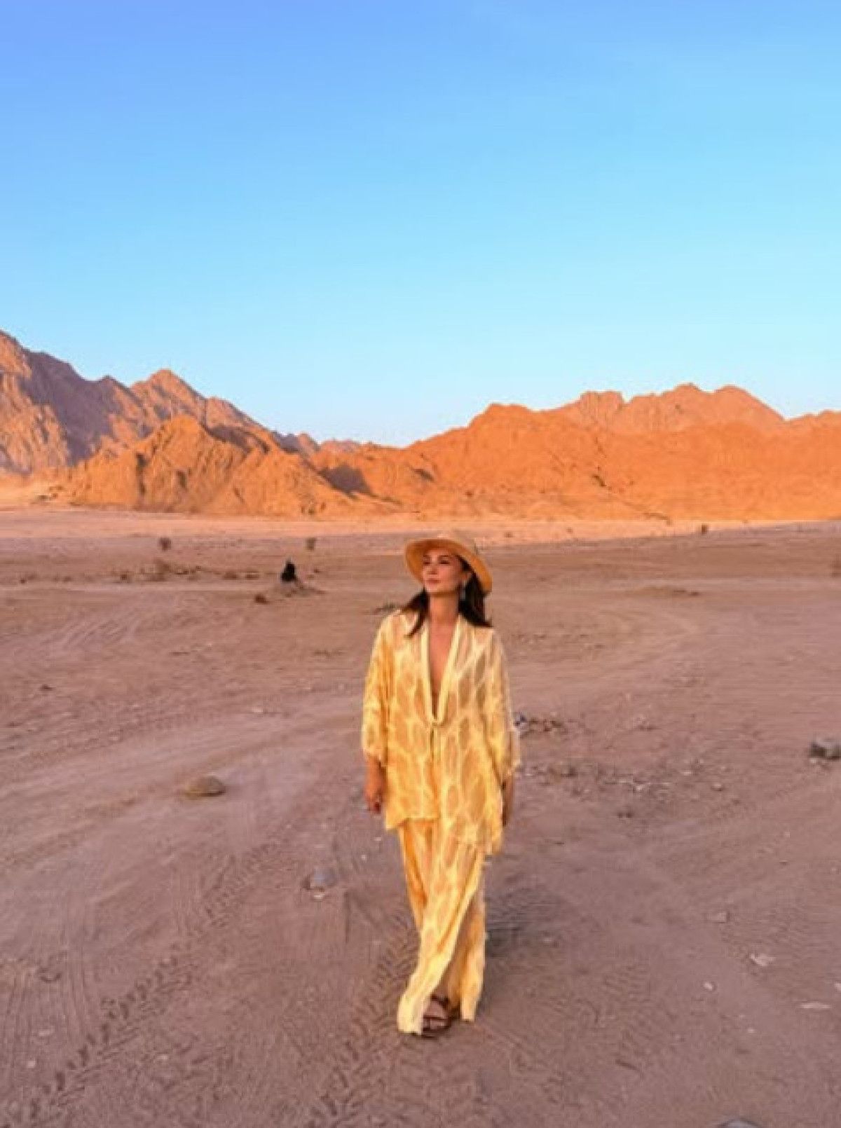 burcu ozberkin misir pozlari begeni topladi misir isiklandi 2 gD5PBAJT