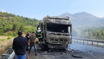 burdurda bugday yuklu tir alev aldi RXTLNBII