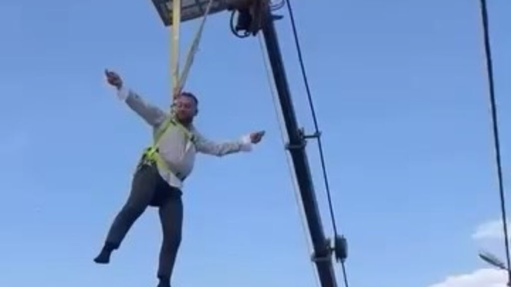 bursada damadi vincte sallandirip altinda gobek attilar aqb193jW