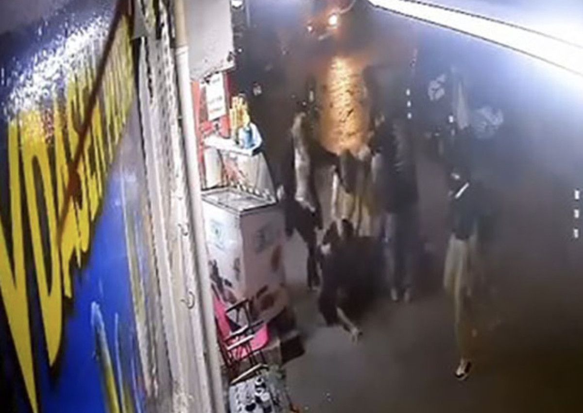 bursada iki adam kavgaya tutustu kadin da tekme ile dahil oldu 0 3usgmEKt