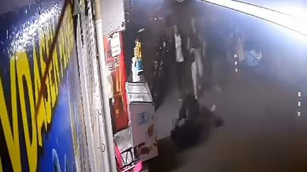 bursada iki adam kavgaya tutustu kadin da tekme ile dahil oldu cFW6Hh1M