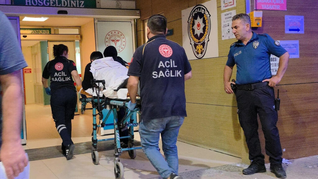 bursada kavgayi ayirmaya calisan guvenlik gorevlisi bicaklandi bZiahY31