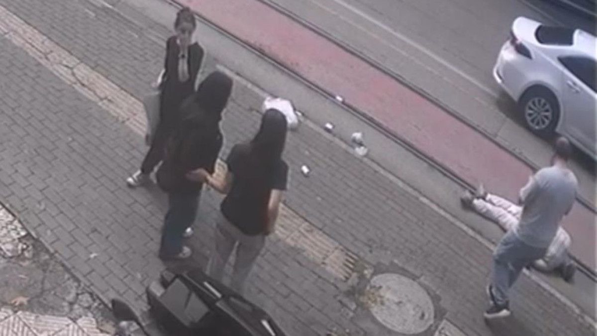 bursada market alisverisinden cikan yasli adama otomobil carpti 3