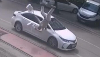 bursada market alisverisinden cikan yasli adama otomobil carpti hLYBtjiK