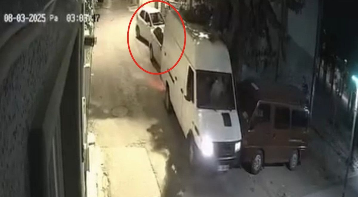 bursada minibusuyle geri manevra yapmak istedi park halindeki 2 otomobile carpti 0 HJqbDCvM