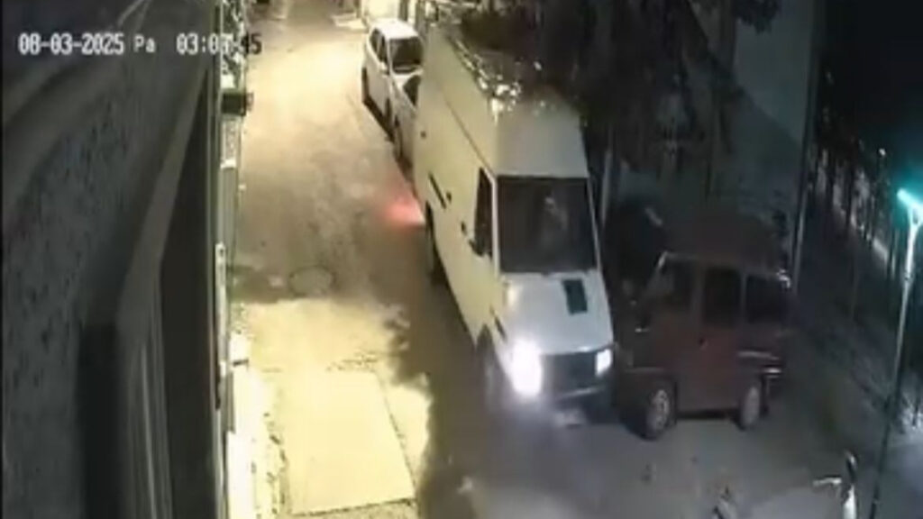 bursada minibusuyle geri manevra yapmak istedi park halindeki 2 otomobile carpti 2isvwxMr