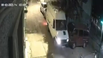 bursada minibusuyle geri manevra yapmak istedi park halindeki 2 otomobile carpti 2isvwxMr