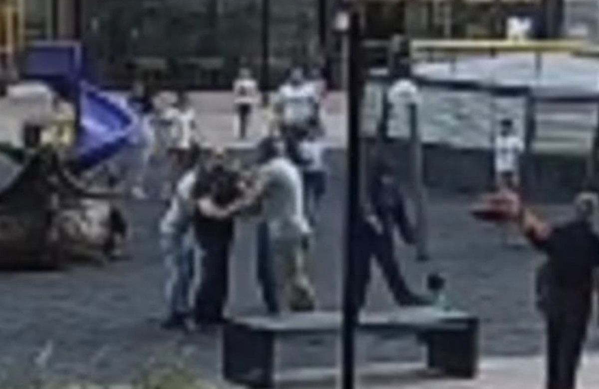 bursada parkta skandal oynayan cocuklari darbetti 0 bp1UPCSA