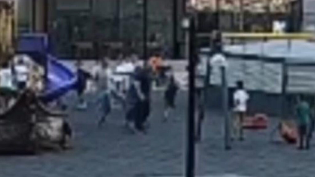 bursada parkta skandal oynayan cocuklari darbetti TwxCMVDk