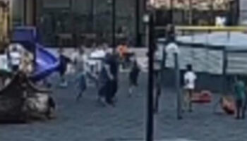 bursada parkta skandal oynayan cocuklari darbetti TwxCMVDk