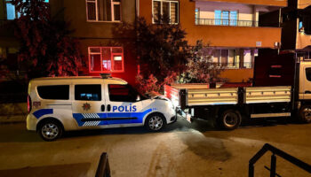 bursada polisin dur ihtarina uymayan surucu kamyonetle polis aracina carpti CglAVNUs