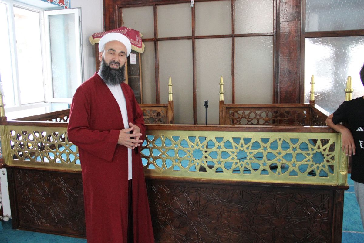 corumda imam namaz esnasinda 1 metreden dusen cocugu havada yakaladi 1 eGQDmEfd