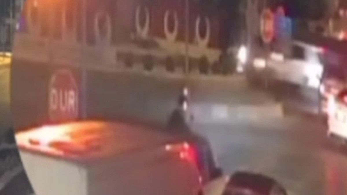 corumda kirmizi isikta gecen motosiklete cip capti 2 eMYmpmwb