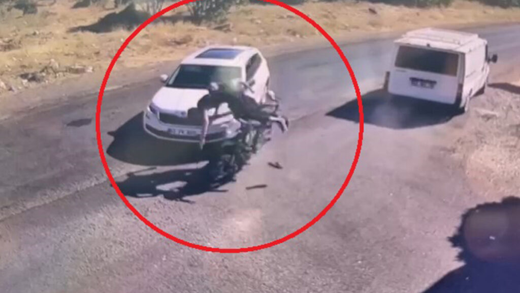 diyarbakirda ciple carpisan motosiklettekiler yola savruldu ETz129z8