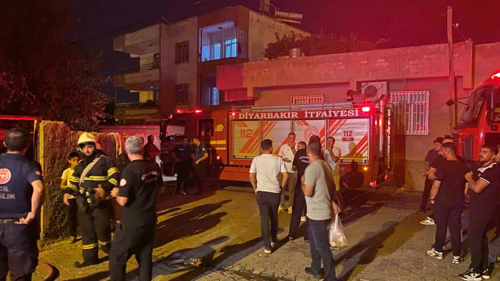 diyarbakirda patlama sonrasi yangin cikti 1i agir 4 yarali Tc911TBE
