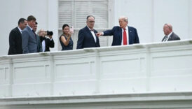 donald trump beyaz sarayin catisina cikti OL4xJnhr