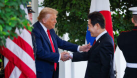 donald trump guney kore cumhurbaskani ile gorustu elindeki morluk dikkat cekti Eedtdcsn